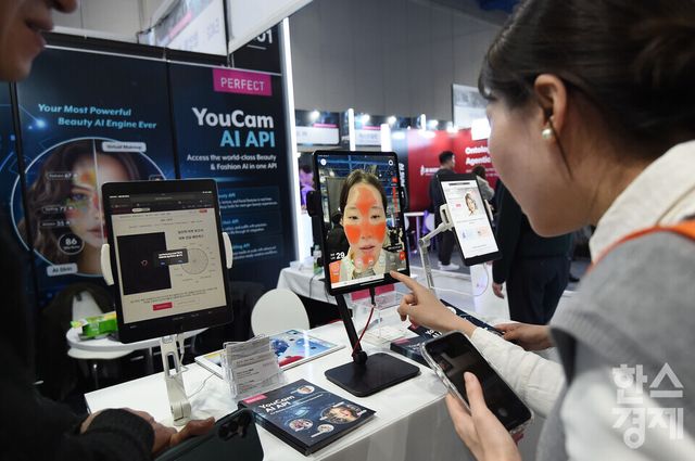 10일 서울 강남구 코엑스에서 ‘2025 AI 서밋 서울 앤 엑스포’( AI Summit Seoul & Expo 2025)가 열린 가운데 방문객들이 AI 기반 피부분석 부스를 둘러보고 있다./ 이호형 기자 leemario@sporbiz.co.kr 2025.11.10