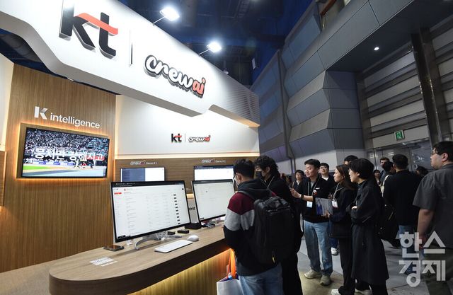 ​​10일 서울 강남구 코엑스에서 ‘2025 AI 서밋 서울 앤 엑스포’( AI Summit Seoul & Expo 2025)가 열린 가운데 방문객들이 KT부스서 크루우AI 설명을 듣고있다./ 이호형 기자 leemario@sporbiz.co.kr 2025.11.10​​