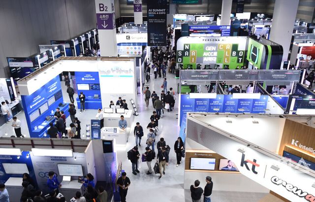 10일 서울 강남구 코엑스에서 ‘2025 AI 서밋 서울 앤 엑스포’( AI Summit Seoul & Expo 2025)가 열린 가운데 방문객들이 부스를 관람하고 있다./ 이호형 기자 leemario@sporbiz.co.kr 2025.11.10