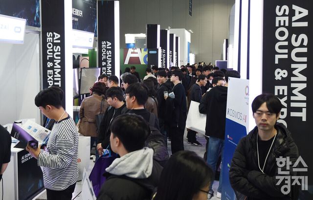 10일 서울 강남구 코엑스에서 ‘2025 AI 서밋 서울 앤 엑스포’( AI Summit Seoul & Expo 2025)가 열린 가운데 방문객들이 다양한 AI 기반 부스를 둘러보고 있다./ 이호형 기자 leemario@sporbiz.co.kr 2025.11.10