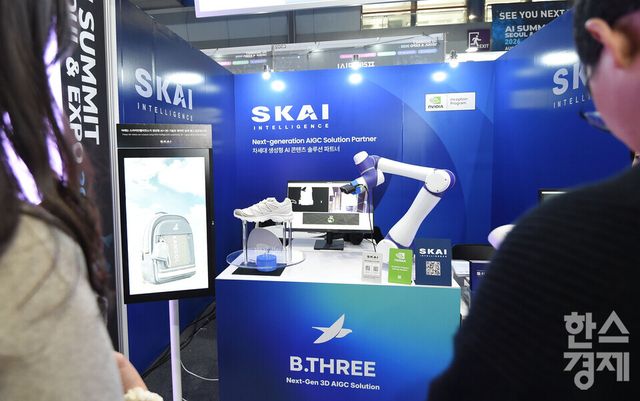 10일 서울 강남구 코엑스에서 ‘2025 AI 서밋 서울 앤 엑스포’( AI Summit Seoul & Expo 2025)가 열린 가운데 방문객들이 AI+3D를 결합한 실제 광고 촬영을 보고 있다./ 이호형 기자 leemario@sporbiz.co.kr 2025.11.10