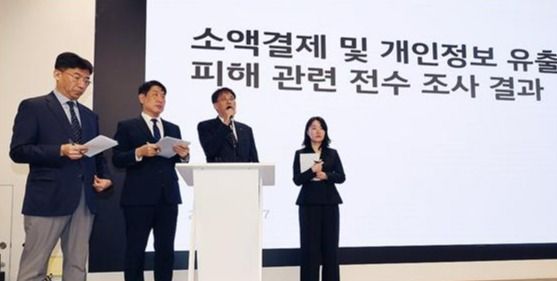 KT가&nbsp;17일 서울 종로구 KT광화문빌딩 웨스트에서 소액결제 및 개인정보 유출 피해 관련 전수 조사 결과를&nbsp;발표하고&nbsp;(왼쪽부터)서창석 KT 네트워크 부문장, 구재형 네트워크 기술 본부장, 김영걸 서비스 프로덕트 본부장, 이세정 상무와 함께 취재진의 질문에 답하고 있다./연합뉴스