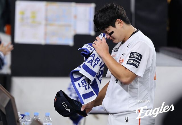 김서현이 한국시리즈 3차전 직후 더그아웃에서 눈물을 훔치고 있다. /한화 이글스 제공