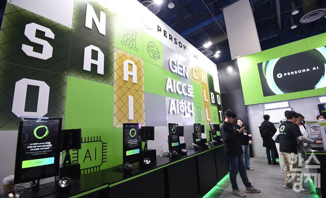 10일 서울 강남구 코엑스에서 ‘2025 AI 서밋 서울 앤 엑스포’( AI Summit Seoul & Expo 2025)가 열린 가운데 방문객들이 AI 산업별 데이터로 365일 손님 응대 부스를 살펴보고 있다./ 이호형 기자 leemario@sporbiz.co.kr 2025.11.10