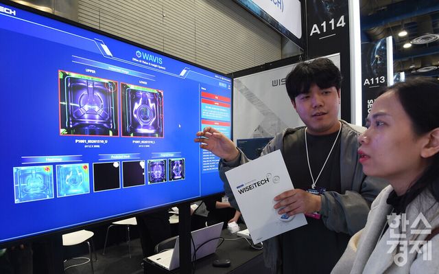 10일 서울 강남구 코엑스에서 ‘2025 AI 서밋 서울 앤 엑스포’( AI Summit Seoul & Expo 2025)가 열린 가운데 방문객들이 AI 제조 머신비전 시스템&nbsp; 설명을 듣고 있다./ 이호형 기자 leemario@sporbiz.co.kr 2025.11.10