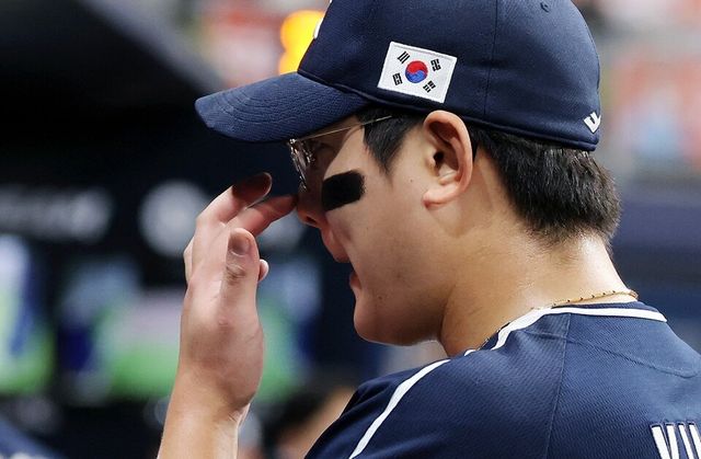 김서현이 체코 전 실점 후 더그아웃에서 아쉬워하고 있다. /연합뉴스