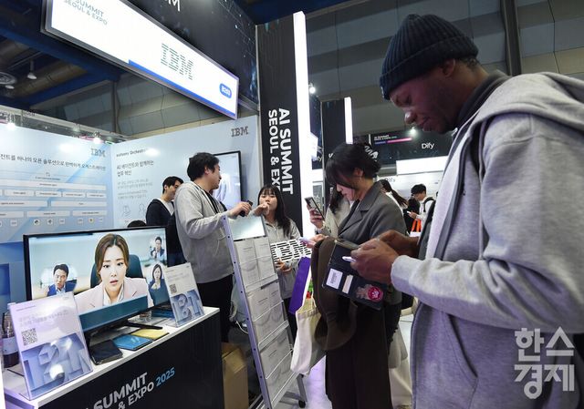 ​10일 서울 강남구 코엑스에서 ‘2025 AI 서밋 서울 앤 엑스포’( AI Summit Seoul & Expo 2025)가 열린 가운데 방문객들이 IBM 부스서 AI 에이전트 체험을 해보고 있다./ 이호형 기자 leemario@sporbiz.co.kr 2025.11.10​