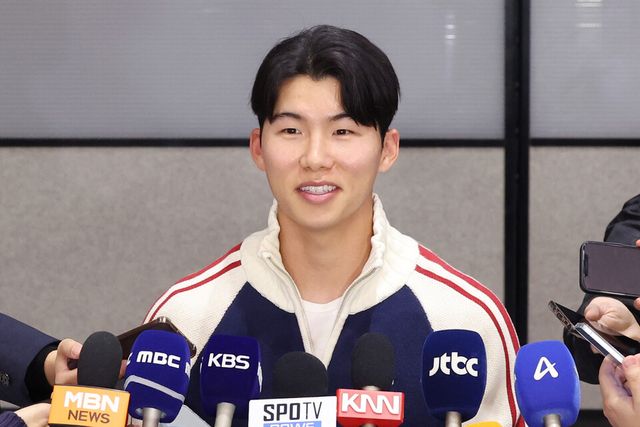 미국프로야구 메이저리그(MLB) 월드시리즈에서 우승한 로스앤젤레스(LA) 다저스의 김혜성이 6일 인천국제공항을 통해 귀국해 취재진의 질문에 답하고 있다. /연합뉴스