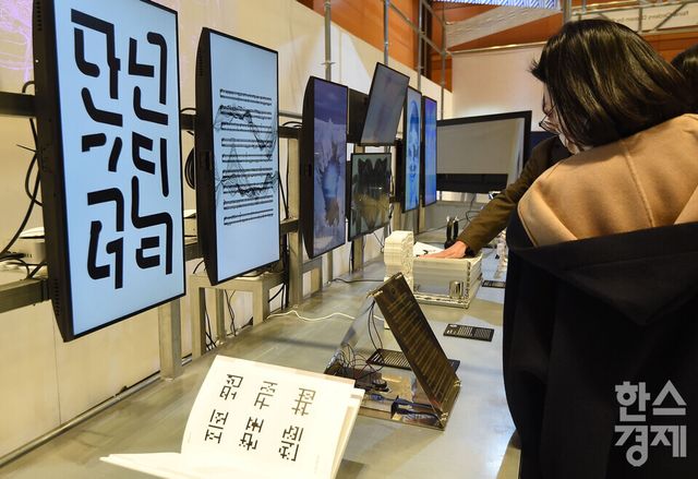 12일 서울 강남구 코엑스에서 ‘디자인코리아 2025’가 열린 가운데 방문객들이 AI 기반 생성기술로 표현된 디자인을 살펴보고 있다./ 이호형 기자 leemario@sporbiz.co.kr 2025.11.12