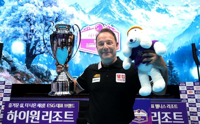 산체스가 우승 트로피를 들고 기념 촬영하고 있다. /PBA 제공