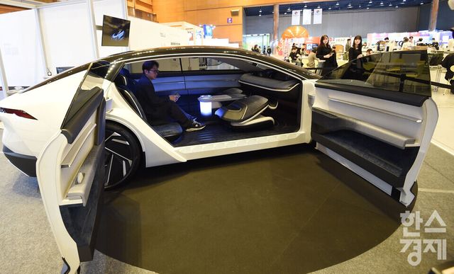 12일 서울 강남구 코엑스에서 ‘디자인코리아 2025’가 열린 가운데 방문객들이 서연이화가 선보인 미래 모빌리티 기술과 디자인를 체험하고 있다./ 이호형 기자 leemario@sporbiz.co.kr 2025.11.12