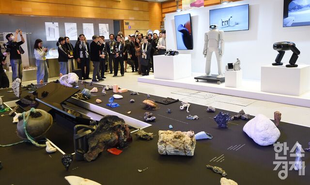 ​윤상흠 한국디자인진흥원장이 12일 서울 강남구 코엑스에서 ‘디자인코리아 2025’가 열린 가운데 참석자들과 천연돌 디지안과 알프레드 로봇 등을 둘러보고 있다./ 이호형 기자 leemario@sporbiz.co.kr 2025.11.12​
