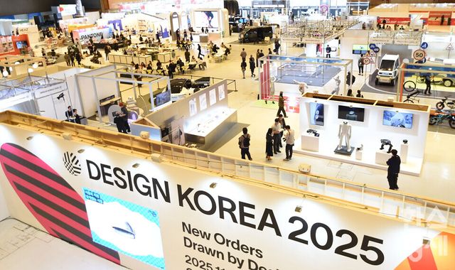 12일 서울 강남구 코엑스에서 ‘디자인코리아 2025’가 열린 가운데 방문객들이 다양한 부스를 둘러보고 있다./ 이호형 기자 leemario@sporbiz.co.kr 2025.11.12