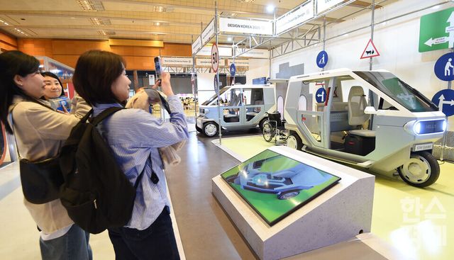 12일 서울 강남구 코엑스에서 ‘디자인코리아 2025’가 열린 가운데 방문객들이 현대가 선보인 마이크로 전기 컨셉트 카를 살펴보고 있다./ 이호형 기자 leemario@sporbiz.co.kr 2025.11.12