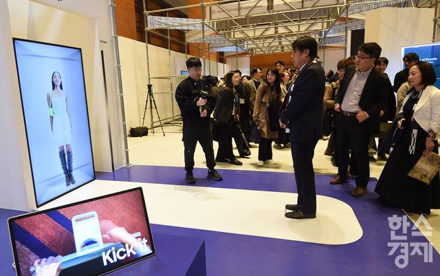 윤상흠 한국디자인진흥원장이 12일 서울 강남구 코엑스에서 ‘디자인코리아 2025’가 열린 가운데 참석자들과 삼성전자 스페이셜 사이니지를 둘러보고 있다./ 이호형 기자 leemario@sporbiz.co.kr 2025.11.12