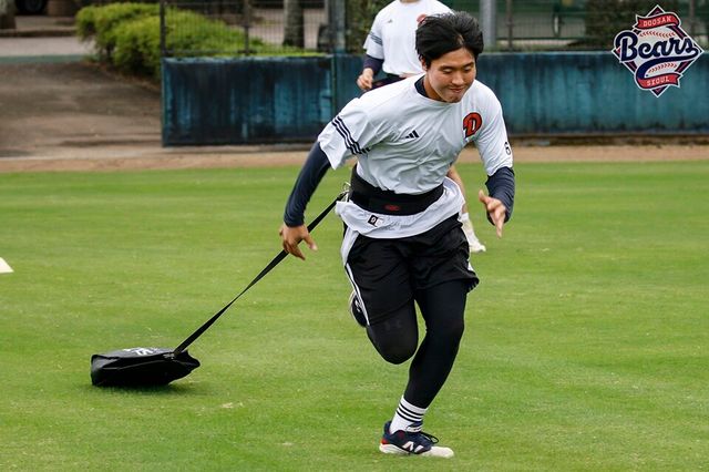 두산 선수단이 15kg 흙주머니를 차고 러닝 훈련에 나서고 있다. /두산 베어스 제공