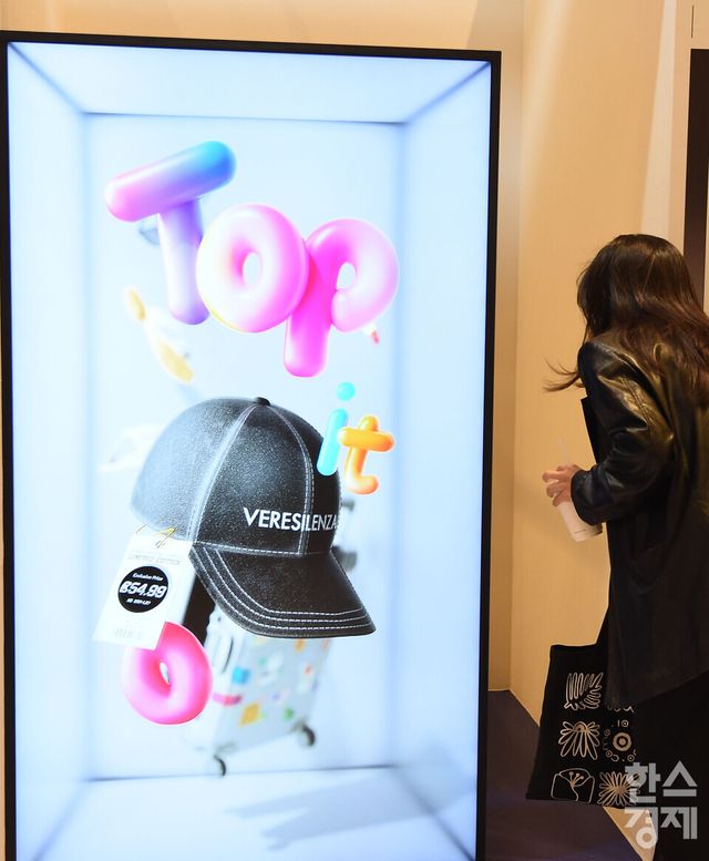 12일 서울 강남구 코엑스에서 ‘디자인코리아 2025’가 열린 가운데 방문객이 삼성전자 스페이셜 사이니지를 둘러보고 있다./ 이호형 기자 leemario@sporbiz.co.kr 2025.11.12