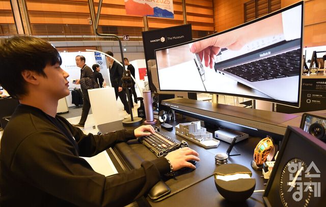 12일 서울 강남구 코엑스에서 ‘디자인코리아 2025’가 열린 가운데 방문객들이 퓨처테리어가 선보인 나만의 창의적인 데스크셋업을 체험하고 있다./ 이호형 기자 leemario@sporbiz.co.kr 2025.11.12