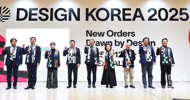 윤상흠 한국디자인진흥원장(왼쪽 네번째)이 12일 서울 강남구 코엑스에서 ‘디자인코리아 2025’가 열린 가운데 산업통상자원부 박동일 실장(가운데) 등 참석자들과 기념촬영을 하고 있다./ 이호형 기자 leemario@sporbiz.co.kr 2025.11.12