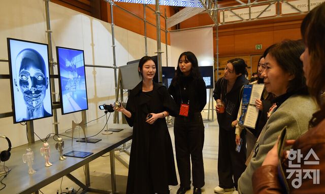 12일 서울 강남구 코엑스에서 ‘디자인코리아 2025’가 열린 가운데 방문객들이 AI 기반 생성기술로 표현된 디자인 설명을 듣고 있다./ 이호형 기자 leemario@sporbiz.co.kr 2025.11.12