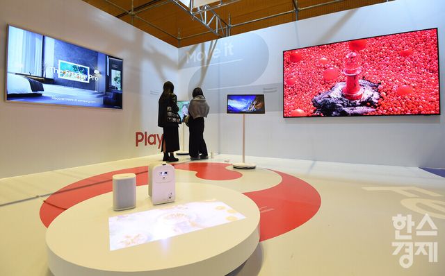 12일 서울 강남구 코엑스에서 ‘디자인코리아 2025’가 열린 가운데 방문객들이 AI 기반 입체적 갤러리를 살펴보고 있다./ 이호형 기자 leemario@sporbiz.co.kr 2025.11.12