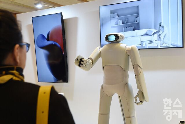 12일 서울 강남구 코엑스에서 ‘디자인코리아 2025’가 열린 가운데 방문객들이 AI 로봇 알프레드를 살펴보고 있다./ 이호형 기자 leemario@sporbiz.co.kr 2025.11.12