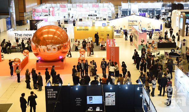 12일 서울 강남구 코엑스에서 ‘디자인코리아 2025’가 열린 가운데 방문객들이 다양한 부스를 둘러보고 있다./ 이호형 기자 leemario@sporbiz.co.kr 2025.11.12