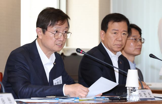 13일 서울 여의도 금융감독원에서 열린 '금융투자상품&nbsp;설계·판매 단계의 소비자보호 실효성 강화 방안' 토론회에서&nbsp;이찬진&nbsp;금융감독원장(가운데)이 개회사를 하고 있다. [사진=연합뉴스]