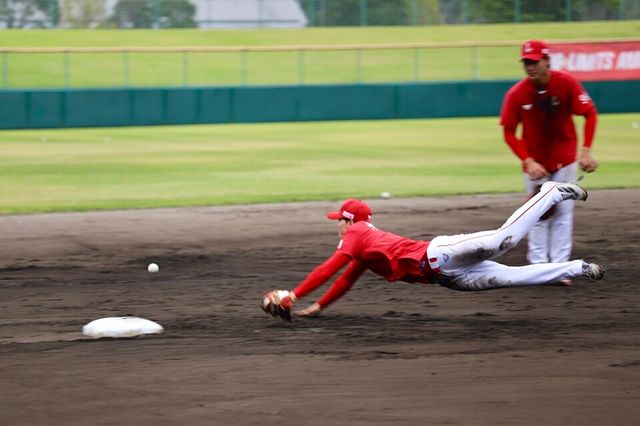 SSG 선수들이 수비 훈련을 위해 몸을 날리고 있다. /SSG 랜더스 제공