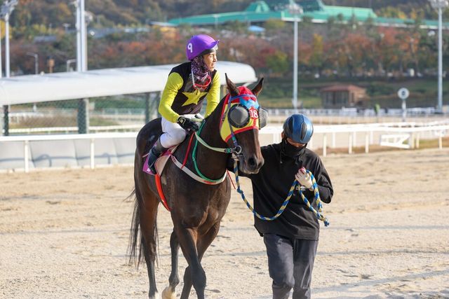 '위즈리얼리티'와 장추열 기수가 우승 직후 하마대로 돌아오고있다. /한국마사회 제공