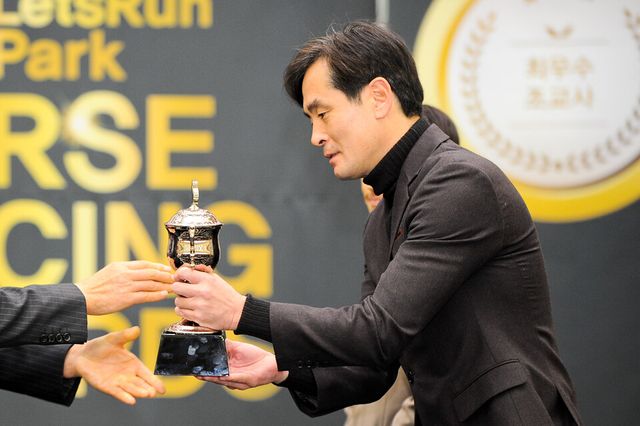 400승 달성 당시의 송문길 조교사. /한국마사회 제공