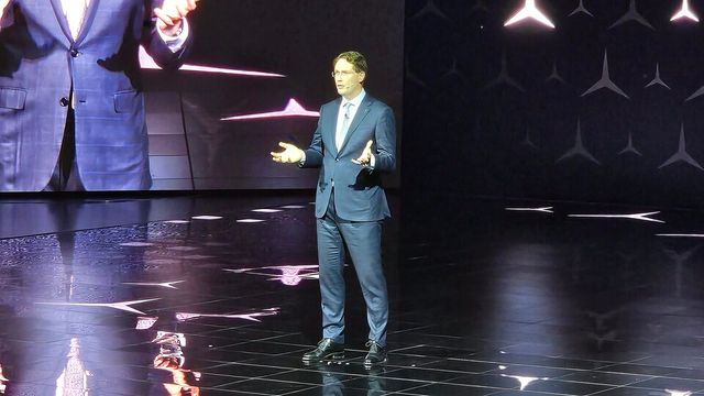 올라 칼레니우스 메르세데스-벤츠 그룹 이사회 의장 겸 CEO가 14일 오전 인천 파라다이스시티에서 열린&nbsp;기자간담회에 참석해 미래전략에 대해 설명하고 있다./곽호준 기자