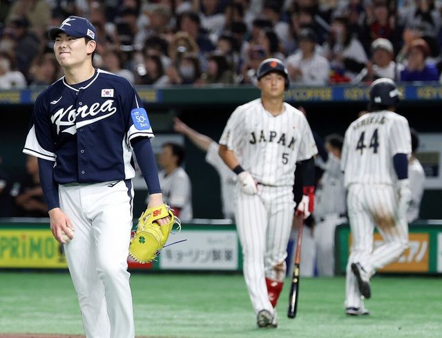 성영탁(왼쪽)이 5회 실점 후 아쉬워하고 있다. /연합뉴스