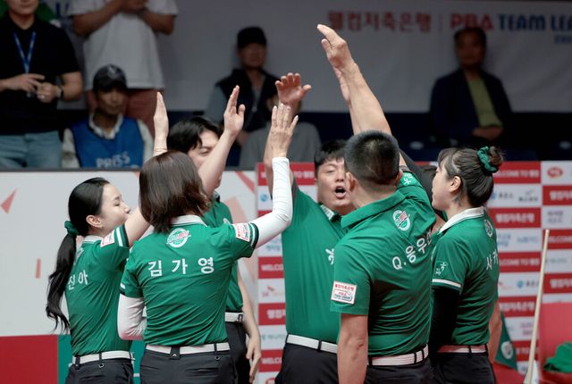 팀리그 1위 하나카드 선수들이 환호하고 있다. /PBA 제공