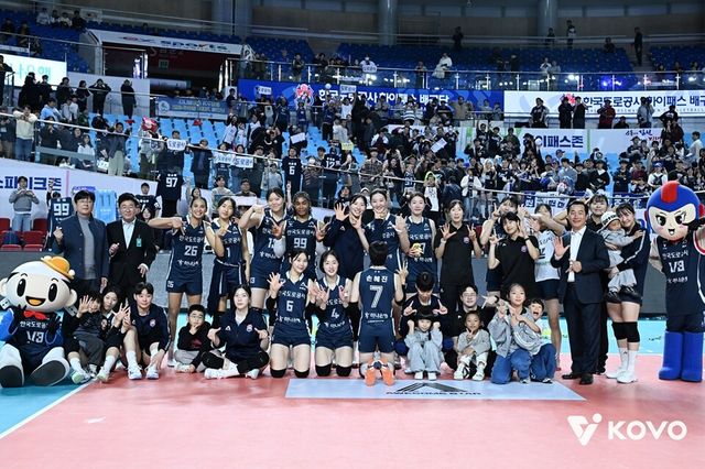 도로공사 선수단이 숫자 7을 표현하며 연승을 기뻐하고 있다. /KOVO 제공