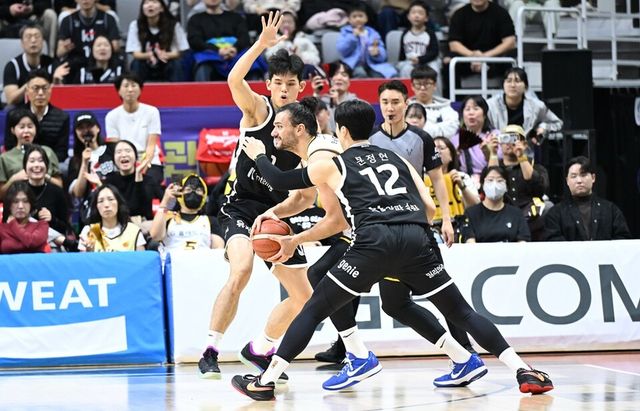 마레이가 KT 수비 사이에서 돌파를 시도하고 있다. /KBL 제공