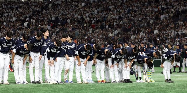 한국 야구 대표팀 선수단이 한일전 대패 후 고개 숙여 인사하고 있다. /연합뉴스