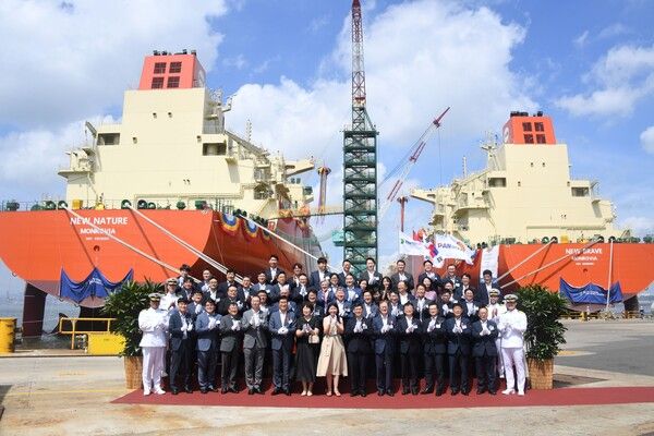 팬오션이 지난해 7월 HD현대중공업에서 글로벌 에너지 기업 쉘과 장기계약 수행을 위해 인수한 17만4000㎥급 LNG운반선 2척의 명명식을 가졌다./팬오션