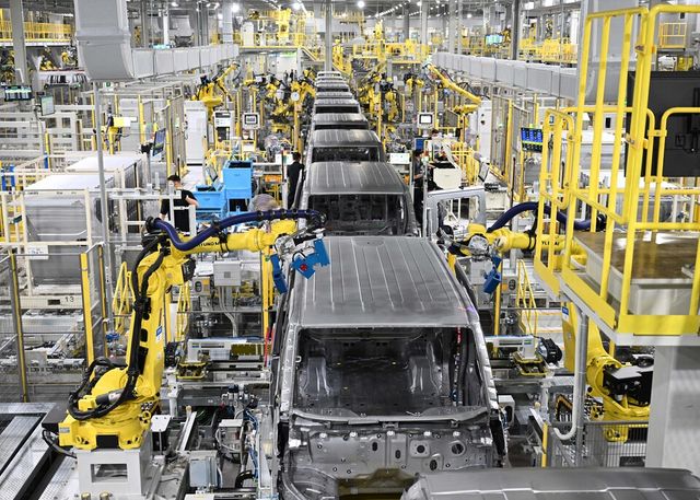 화성 'EVO&nbsp;Plant&nbsp;East'의 차체&nbsp;용접&nbsp;생산라인&nbsp;모습./기아