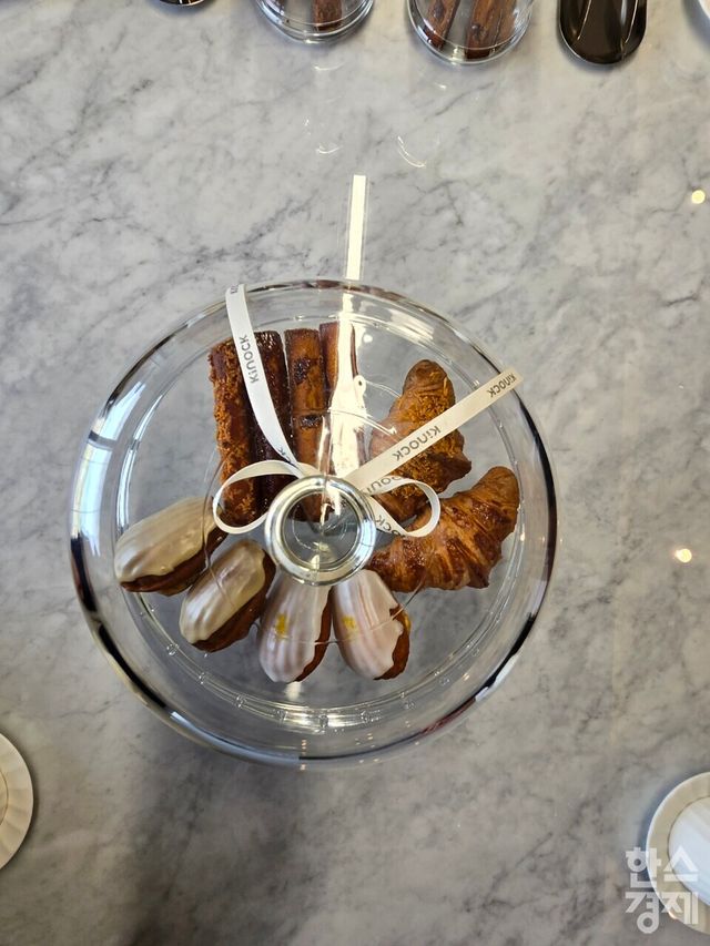 교원그룹의 펫 프렌들리 호텔인 키녹의 카페 스니프가 APEC 정상회의 기간 대통령 PRS 및 대통령실 관계자에게 다양한 베이커리 메뉴를 제공했다. 제공된 메뉴로는 미니 크루아상, 마들렌, 휘낭시에 등이 있다. /박종민 기자