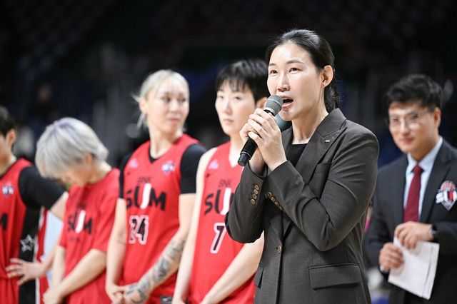 박정은 감독이 개막전 승리 후 홈팬들에게 인사하고 있다. /WKBL 제공