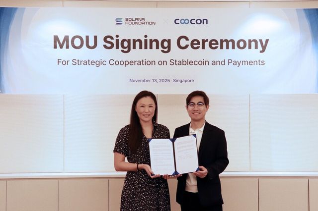 김종현 쿠콘 대표이사가(오른쪽) 싱가포르에서 솔라나 재단과 스테이블코인 기반 결제 솔루션 개발 및 글로벌 결제 인프라 확장을 위한 전략적 업무협약(MOU)을 체결한 후 기념 촬영을 하고 있다./쿠콘