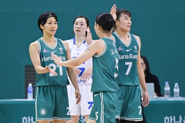 하나은행 선수들이 승리 후 기뻐하고 있다. /WKBL 제공