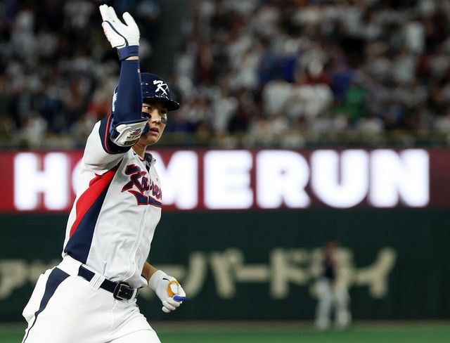 김주원이 16일 일본 도쿄돔에서 9회 말 동점 홈런을 친 뒤 베이스를 돌고 있다. /연합뉴스