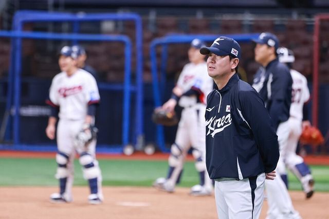 류지현 감독이 대표팀 선수들의 훈련 과정을 지켜보고 있다. /연합뉴스