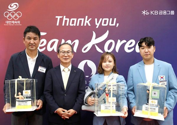 KB금융그룹은 지난해 서울 올림픽파크텔에서 진행된 ‘땡큐 팀 코리아(Thank You, TEAM KOREA)’ 행사에서 파리 올림픽 국가대표 선수단에 2억원의 격려금을 전달했다. /KB금융그룹 제공&nbsp;