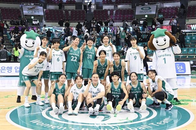 하나은행 선수단이 개막전 승리 후 단체 사진을 촬영하고 있다. /WKBL 제공