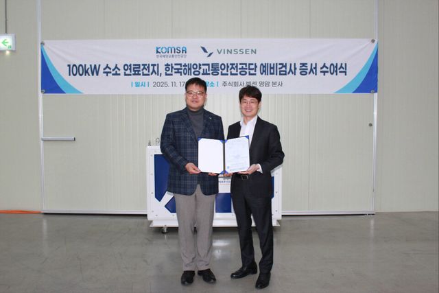 서무천 KOMSA 지사장(왼쪽)과 이칠환 빈센 대표./빈센