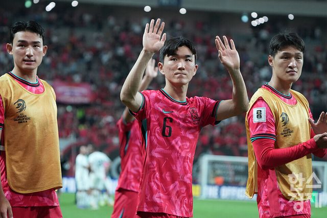 서울월드컵경기장에서 열린 2026 FIFA 월드컵 아시아 3차 예선 팔레스타인전을 0-0으로 마친 후 팬들에게 인사하고 있다. /최대성 기자&nbsp;