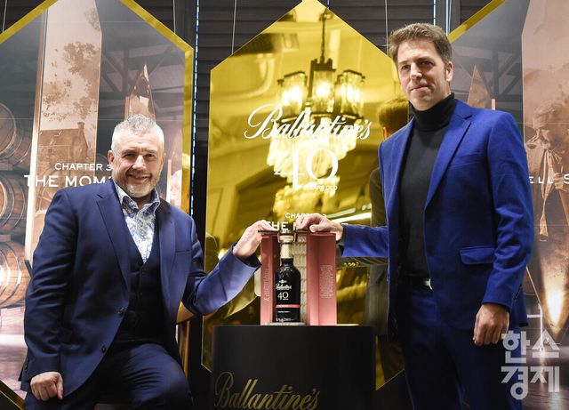 방한 한 발렌타인 최고 마스터 블렌더 ‘샌디 히슬롭’(왼쪽)가 19일 오전 서울 강남구 까사아렉시스 도산 플래그쉽 갤러리에서 열린 발렌타인 40년 마스터클래스 컬렉션 ‘더 모먼트’ 출시 미디어 포토 세션에서 페르노리카 코리아 미겔 파스칼 마케팅 총괄 전무와 포즈를 취하고 있다.발렌타인 40년 ‘더 모먼트’는 전 세계 108병 한정 생산으로 가격은 1800만원으로 국내에 단 10병만 한정 판매할 예정이다./ 이호형 기자 leemario@sporbiz.co.kr 2025.11.19